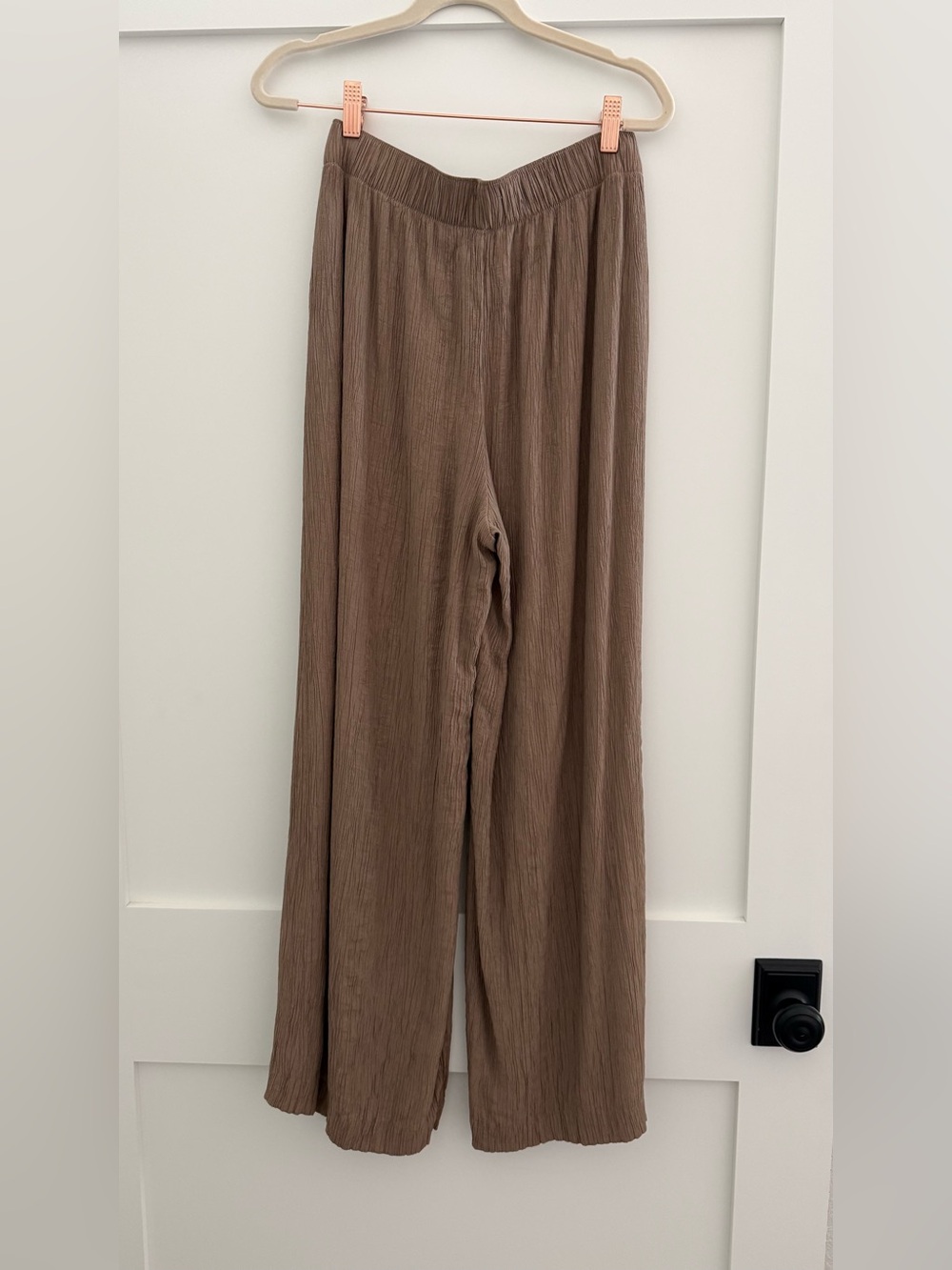 A&F lightweight crinkle texture pull on pants